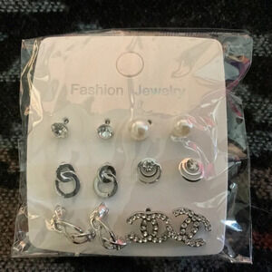 6 pair of Fashion Earrings new in unopened package SILVER OR GOLD COLOR !!